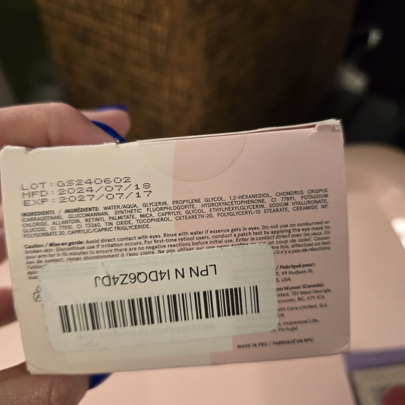 Grace & Stella Illuminating Eye Masks - Blue - Picture 9 of 10